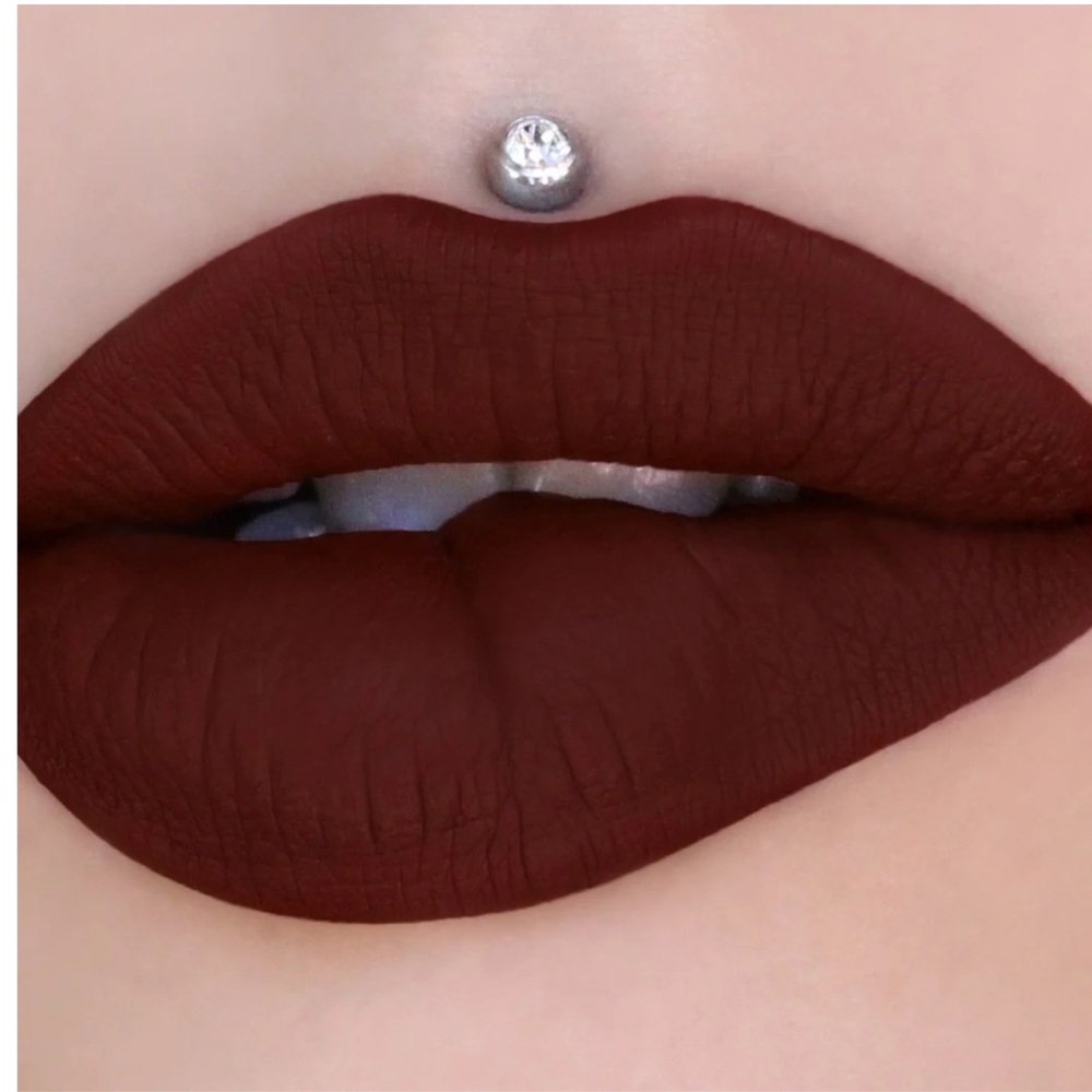 Jeffree Star Cosmetics Velour Liquid Lipstick- Unicorn Blood
Deep red-brown - Picture 2 of 3